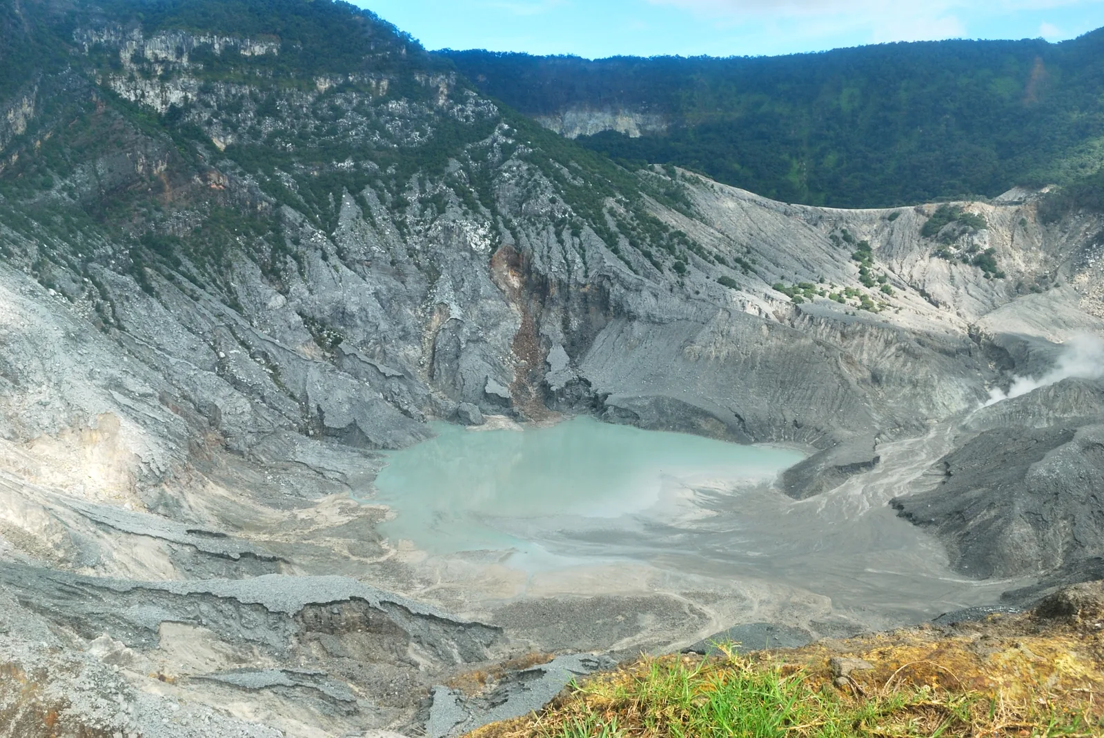 Kawah Ratu di puncak Tangkuban Perahu Lembang — kawah utama gunung berapi dengan steam sulfur